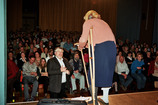 : Ermi-Oma auf der Bühne  (&copy; Steiner-Maier)