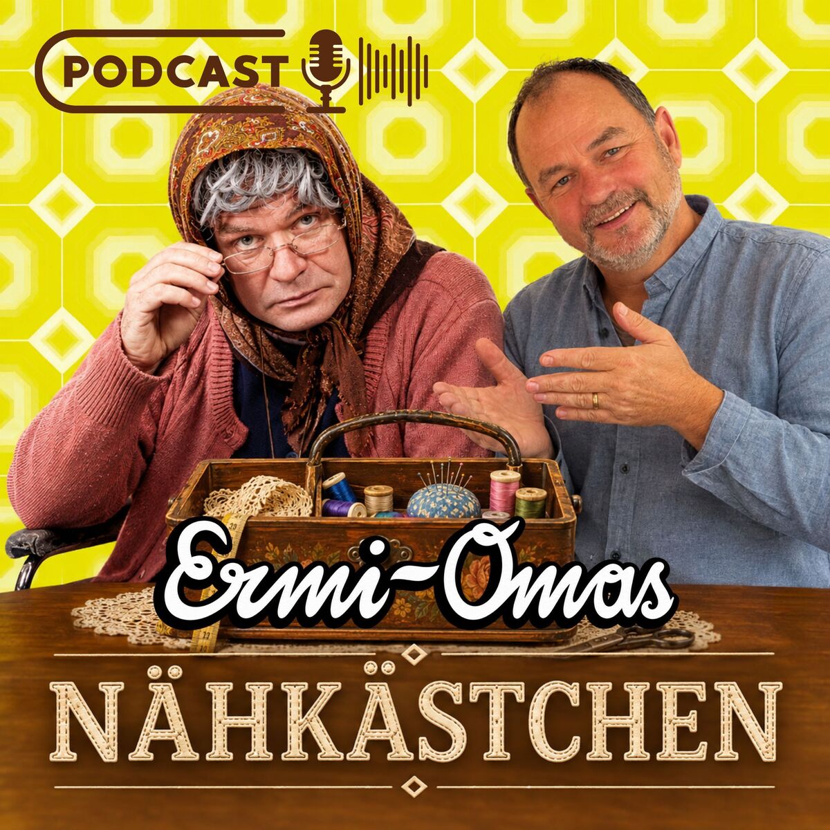 ermi-omas-naehkaestchen: Markus Hirtler als Ermi-Oma verkleidet mit einem Mann beim Podcast „Ermi-Omas Nähkästchen“ vor gelbem Retro-Hintergrund. (&copy; Markus Hirtler)
